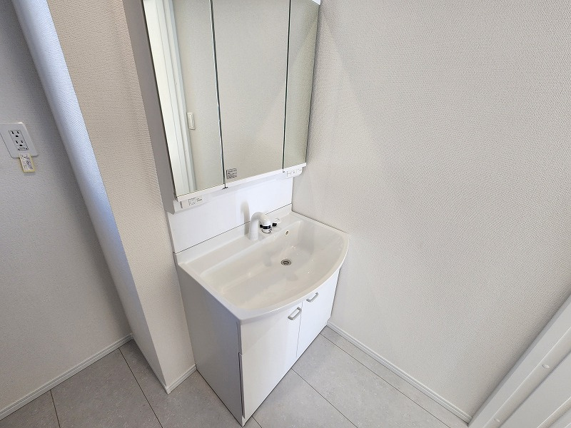 小牧市安田町　新築戸建　B号棟の独立洗面台|独立洗面台あり、毎朝おしゃれに忙しい女性の方におすすめです