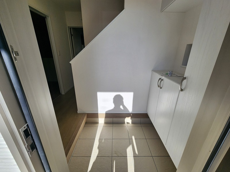 小牧市安田町　新築戸建　B号棟の玄関|南向きの明るい玄関です