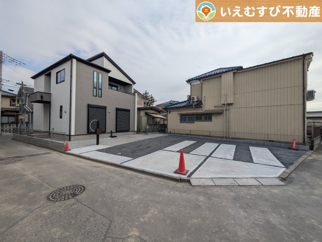 GRAFARE　熊谷市石原3期の駐車場|2台以上駐車可能なスペース完備
しっかり舗装してある駐車スペースで天気が悪く足元が悪い日でも乗り降りしやすい♪