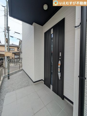 GRAFARE　熊谷市石原3期のエントランス|落ち着いた色づかいのエントランス
駐車場からアクセスの良いエントランス。雨の日や荷物が多くても安心の動線♪