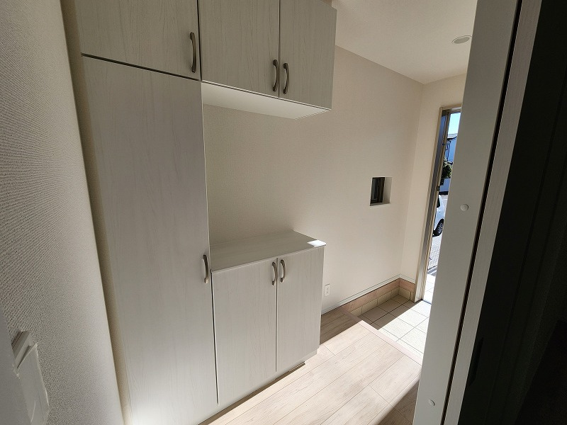 小牧市安田町　新築戸建　A号棟の玄関|玄関収納も豊富です