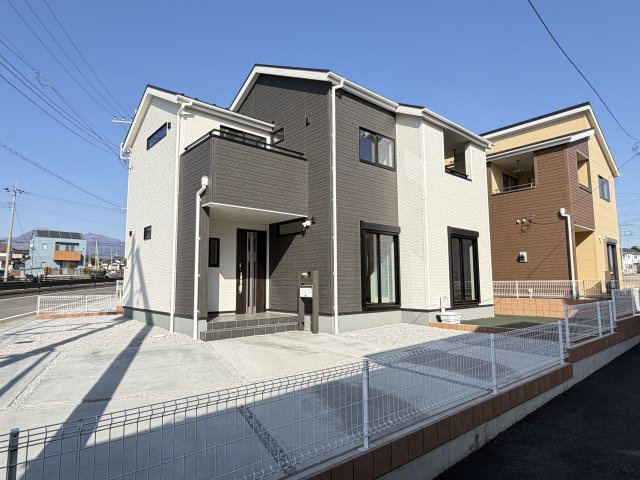 第3富士見町時沢　新築戸建　6号棟の外観|富士見町時沢に全11棟の住宅が完成しました！
ブラウンと白を基調とした落ち着いた雰囲気の外観です♪
ご都合に合わせていつでもご見学頂けますのでお気軽にご連絡ください☆