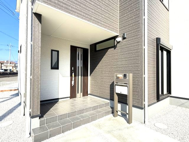 第3富士見町時沢　新築戸建　6号棟の玄関|玄関パーチもゆとりある広さになっています。モニター付きインターホンも標準装備！