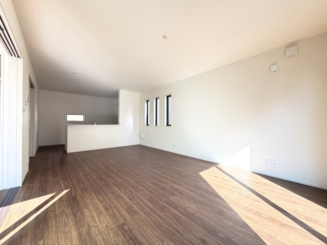 第3富士見町時沢　新築戸建　6号棟の居間・リビング|18帖広々リビング。人気の対面式キッチンを配した空間はお好みの家具も合わせやすく、家族がくつろぐ快適な空間造りをサポート。窓からは明るい陽光が差し込みます。