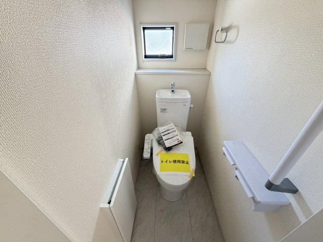 第3富士見町時沢　新築戸建　6号棟のトイレ|1階トイレです。清潔感のある白を基調としています。
温水洗浄・便座暖房機能の付いた快適なトイレです☆