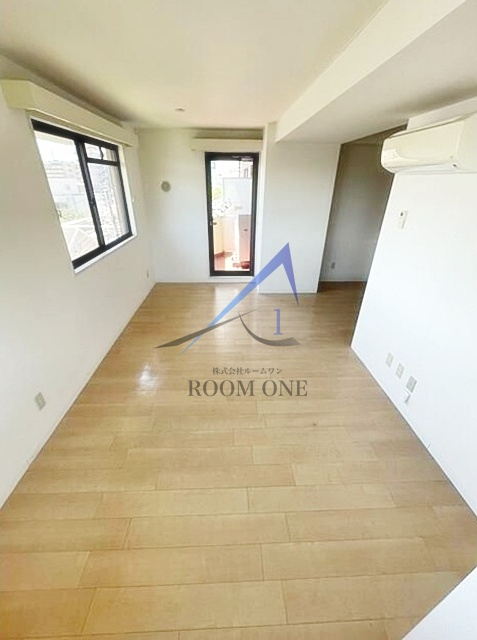 ザ・クレストの居間・リビング|洋室のお部屋です。