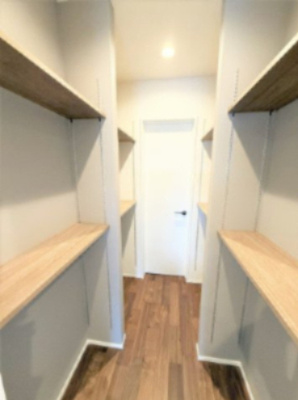 【キッチン】 | 【仲介手数料４９０万円が無料！！】■プレミアム仕様■４ＬＤＫ＋車庫■収納たっぷり■制震ダンパー | キッチンと洗面室の両方から出入りできるパントリー（収納）です。
【諸費用４９０万円ＯＦＦです！！】
■プレミアム仕様
■４ＬＤＫ＋車庫
■収納たっぷり
■制震ダンパー
■高断熱住宅
■ＺＥＨ水準住宅