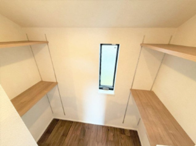 【洗面所】 | 【仲介手数料４９０万円が無料！！】■プレミアム仕様■４ＬＤＫ＋車庫■収納たっぷり■制震ダンパー | 洗面室には納戸があり
【諸費用４９０万円ＯＦＦです！！】
■プレミアム仕様
■４ＬＤＫ＋車庫
■収納たっぷり
■制震ダンパー
■高断熱住宅
■ＺＥＨ水準住宅
■省エネ性能ラベル