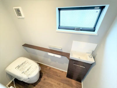 【トイレ】 | 【仲介手数料４９０万円が無料！！】■プレミアム仕様■４ＬＤＫ＋車庫■収納たっぷり■制震ダンパー | 【諸費用４９０万円ＯＦＦです！！】
■プレミアム仕様
■４ＬＤＫ＋車庫
■収納たっぷり
■制震ダンパー
■高断熱住宅
■ＺＥＨ水準住宅
■省エネ性能ラベル