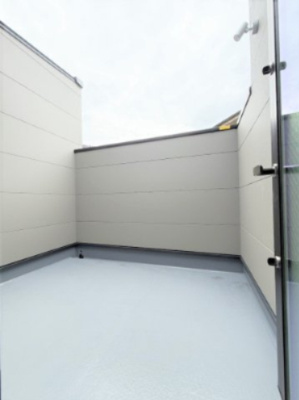 【バルコニー】 | 【仲介手数料４９０万円が無料！！】■プレミアム仕様■４ＬＤＫ＋車庫■収納たっぷり■制震ダンパー | 洗面室から出入りするルーフバルコニーです。
【諸費用４９０万円ＯＦＦです！！】
■プレミアム仕様
■４ＬＤＫ＋車庫
■収納たっぷり
■制震ダンパー
■高断熱住宅
■ＺＥＨ水準住宅
■省エネ性能ラベル