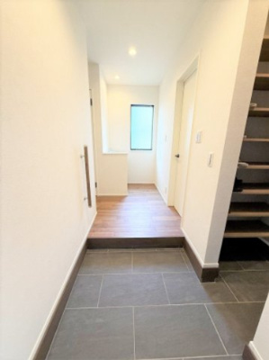 【玄関】 | 【仲介手数料４９０万円が無料！！】■プレミアム仕様■４ＬＤＫ＋車庫■収納たっぷり■制震ダンパー | 【諸費用４９０万円ＯＦＦです！！】
■プレミアム仕様
■４ＬＤＫ＋車庫
■収納たっぷり
■制震ダンパー
■高断熱住宅
■ＺＥＨ水準住宅
■省エネ性能ラベル