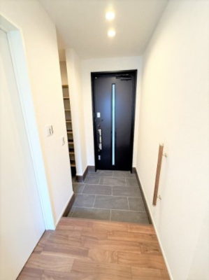 【玄関】 | 【仲介手数料４９０万円が無料！！】■プレミアム仕様■４ＬＤＫ＋車庫■収納たっぷり■制震ダンパー | 【諸費用４９０万円ＯＦＦです！！】
■プレミアム仕様
■４ＬＤＫ＋車庫
■収納たっぷり
■制震ダンパー
■高断熱住宅
■ＺＥＨ水準住宅
■省エネ性能ラベル