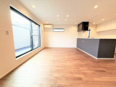 【居間・リビング】 | 【仲介手数料４９０万円が無料！！】■プレミアム仕様■４ＬＤＫ＋車庫■収納たっぷり■制震ダンパー | 【お得な諸費用サービスキャンペーン中！！】
詳細は「物件概要」の「諸費用」欄をご確認下さい！
■プレミアム仕様
■４ＬＤＫ＋車庫
■収納たっぷり
■制震ダンパー
■ＺＥＨ水準住宅
■省エネ性能ラベル