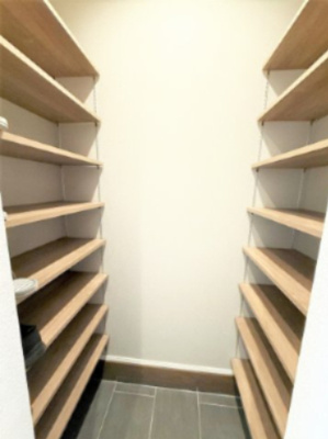 【玄関】 | 【仲介手数料４９０万円が無料！！】■プレミアム仕様■４ＬＤＫ＋車庫■収納たっぷり■制震ダンパー | 玄関のシューズインクローゼットです。
【諸費用４９０万円ＯＦＦです！！】
■プレミアム仕様
■４ＬＤＫ＋車庫
■収納たっぷり
■制震ダンパー
■高断熱住宅
■ＺＥＨ水準住宅
■省エネ性能ラベル