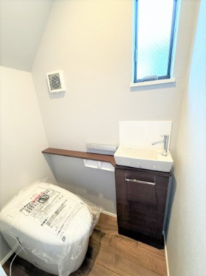 【トイレ】 | 【仲介手数料４９０万円が無料！！】■プレミアム仕様■４ＬＤＫ＋車庫■収納たっぷり■制震ダンパー | 【諸費用４９０万円ＯＦＦです！！】
■プレミアム仕様
■４ＬＤＫ＋車庫
■収納たっぷり
■制震ダンパー
■高断熱住宅
■ＺＥＨ水準住宅
■省エネ性能ラベル