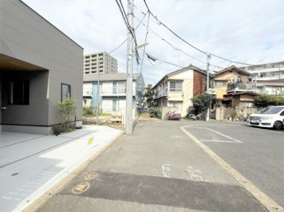 【前面道路含む現地写真】 | 【仲介手数料４９０万円が無料！！】■プレミアム仕様■４ＬＤＫ＋車庫■収納たっぷり■制震ダンパー | 【諸費用４９０万円ＯＦＦです！！】
■プレミアム仕様
■４ＬＤＫ＋車庫
■収納たっぷり
■制震ダンパー
■高断熱住宅
■ＺＥＨ水準住宅
■省エネ性能ラベル