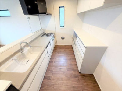 【キッチン】 | 【仲介手数料４９０万円が無料！！】■プレミアム仕様■４ＬＤＫ＋車庫■収納たっぷり■制震ダンパー | 【お得な諸費用サービスキャンペーン中！！】
詳細は「物件概要」の「諸費用」欄をご確認下さい！
■プレミアム仕様
■４ＬＤＫ＋車庫
■収納たっぷり
■制震ダンパー
■ＺＥＨ水準住宅
■省エネ性能ラベル