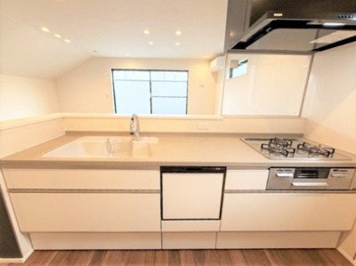 【キッチン】 | 【仲介手数料４９０万円が無料！！】■プレミアム仕様■４ＬＤＫ＋車庫■収納たっぷり■制震ダンパー | 【お得な諸費用サービスキャンペーン中！！】
詳細は「物件概要」の「諸費用」欄をご確認下さい！
■プレミアム仕様
■４ＬＤＫ＋車庫
■収納たっぷり
■制震ダンパー
■ＺＥＨ水準住宅
■省エネ性能ラベル