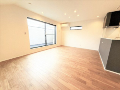 【居間・リビング】 | 【仲介手数料４９０万円が無料！！】■プレミアム仕様■４ＬＤＫ＋車庫■収納たっぷり■制震ダンパー | 【諸費用４９０万円ＯＦＦです！！】
■プレミアム仕様
■４ＬＤＫ＋車庫
■収納たっぷり
■制震ダンパー
■高断熱住宅
■ＺＥＨ水準住宅
■省エネ性能ラベル