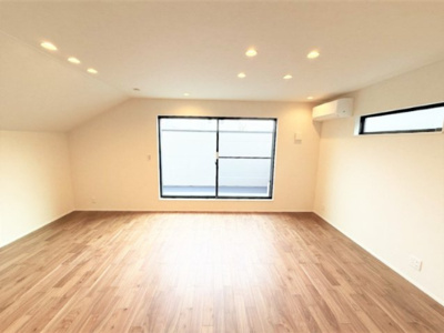 【居間・リビング】 | 【仲介手数料４９０万円が無料！！】■プレミアム仕様■４ＬＤＫ＋車庫■収納たっぷり■制震ダンパー | 【諸費用４９０万円ＯＦＦです！！】
■プレミアム仕様
■４ＬＤＫ＋車庫
■収納たっぷり
■制震ダンパー
■高断熱住宅
■ＺＥＨ水準住宅
■省エネ性能ラベル