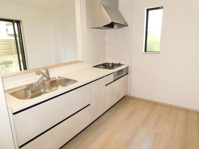 津島市唐臼町油田の新築一戸建のキッチン|◇キッチン◇　　人気の対面式・人造大理石カウンターシステムキッチン・食洗機・浄水機能付ハンドシャワー・スローインクローズレール・静音仕様シンク・Ｓｉセンサーコンロ（３口）・床下収納庫