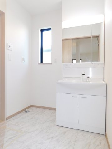 津島市唐臼町油田の新築一戸建の独立洗面台|◇洗面室◇　　三面鏡シャンプードレッサー　くもり止め仕様