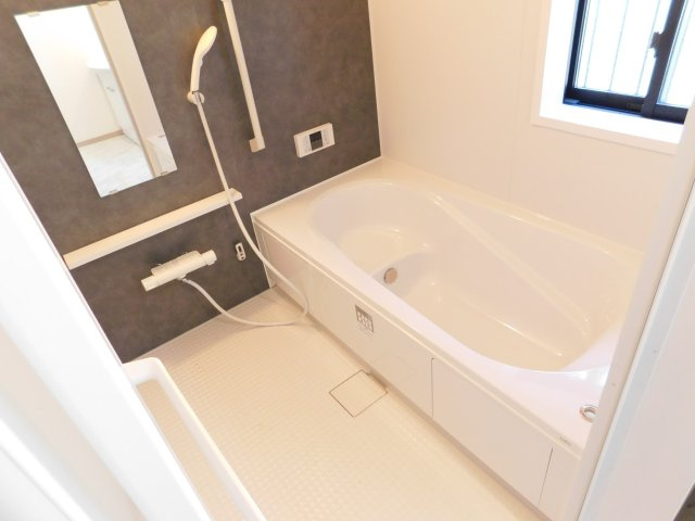 津島市唐臼町油田の新築一戸建の浴室|◇浴室◇　　広い１坪サイズ（LIXIL）・保温浴槽・エコベンチ浴槽・追い焚き・オートバス・浴室暖房乾燥機・キレイサーモフロア・バリアフリーバス・浴室窓あり