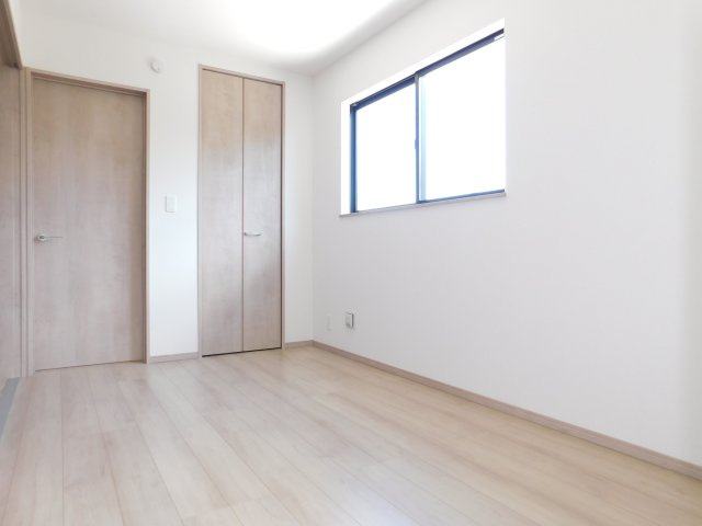 津島市唐臼町油田の新築一戸建の洋室|◇１階洋室◇　　南面を含む２面採光で明るい洋室約５．０帖　全居室収納完備♪　ＬＤＫの続き間として最大約２１．０帖！