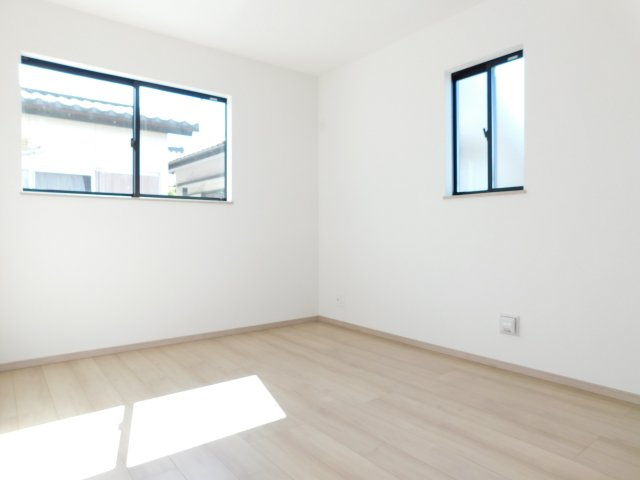 津島市唐臼町油田の新築一戸建の洋室|◇２階洋室◇　　南面を含む２面採光で明るい洋室約６．０帖　全居室収納完備♪