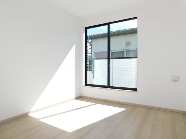 津島市唐臼町油田の新築一戸建の洋室|◇２階洋室◇　　南面で明るい洋室約５．２５帖　全居室収納完備♪　バルコニー利用可！