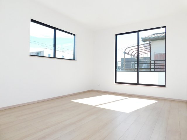 津島市唐臼町油田の新築一戸建の洋室|◇２階洋室◇　　南面を含む２面採光で明るい洋室約７．８７帖　全居室収納完備♪　バルコニー利用可！