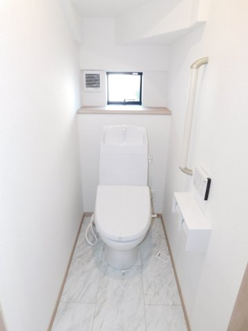 津島市唐臼町油田の新築一戸建のトイレ|◇トイレ◇　　１・２階シャワートイレ♪　節水タイプ　リモコンパネル付き