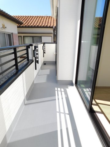 津島市唐臼町油田の新築一戸建のバルコニー|◇バルコニー◇　　２部屋から出入りできるワイドバルコニー♪
