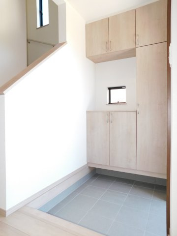 津島市唐臼町油田の新築一戸建の玄関|◇玄関◇　　家族の履物がしっかり収納できるシューズ収納完備！　