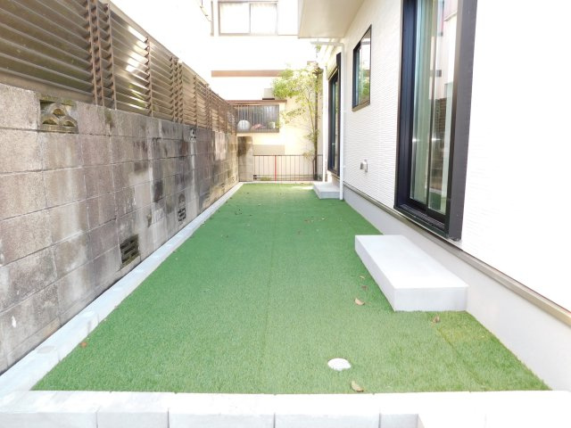 津島市唐臼町油田の新築一戸建の庭|◇庭◇　　南に人工芝の庭付き♪　