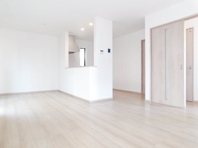 津島市唐臼町油田の新築一戸建の居間・リビング|◇リビング◇　　南面で明るく広いリビング約１６．０帖　大きな窓の開放的な空間♪