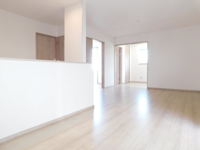 津島市唐臼町油田の新築一戸建の居間・リビング|◇リビング◇　　南面で明るく広いリビング約１６．０帖　隣の洋室と続き間で最大２１．０帖の広々空間♪