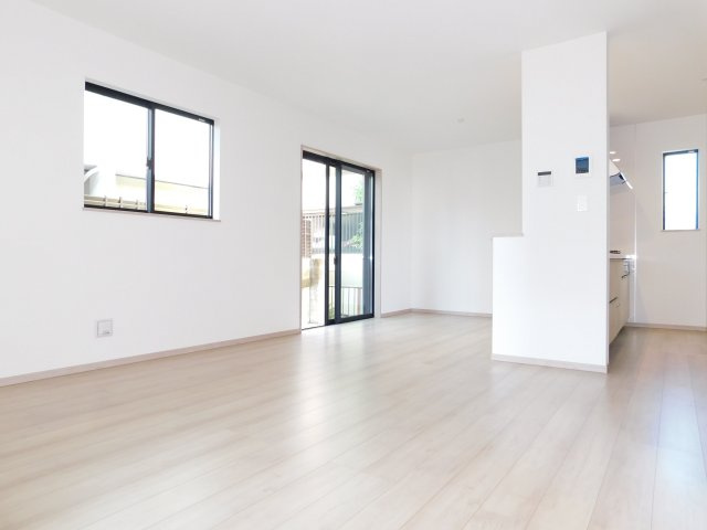 津島市唐臼町油田の新築一戸建の居間・リビング|◇リビング◇　　南面で明るく広いリビング約１６．０帖　リビングの様子が見渡せる対面キッチン♪