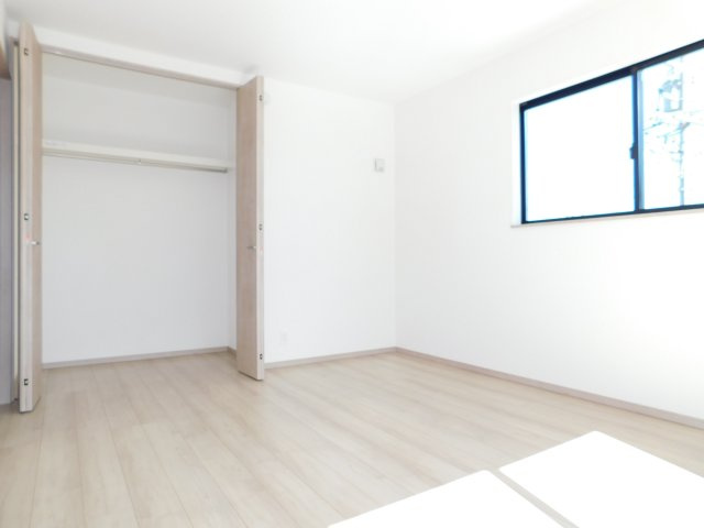 津島市唐臼町油田の新築一戸建の洋室|◇２階洋室◇　　南面を含む２面採光で明るい洋室約７．８７帖　全居室収納完備♪　バルコニー利用可！