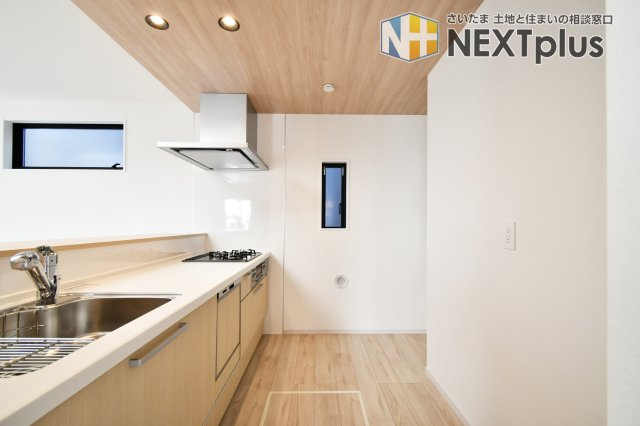 北足立郡伊奈町22期全1棟　1号棟のキッチン|家族との会話が弾むカウンターキッチン。お料理中やお片付け中も家族との会話を楽しんだり、お子様の様子を見ながら作業することが出来るため安心ですね！木目調で統一されたおしゃれなキッチンです◎