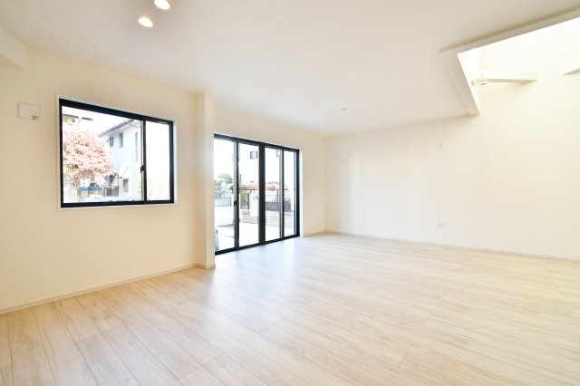 北足立郡伊奈町22期全1棟　1号棟の居間・リビング|LDK23.6帖：リビングは窓が多く部屋の隅々まで陽が射し込みます！暖かくこもった空気は上にたまりやすいので、窓を開け換気する事で、快適なお部屋の空気を維持する事ができます。