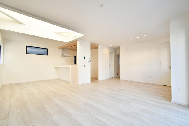 北足立郡伊奈町22期全1棟　1号棟の居間・リビング|LDK23.6帖：カウンターキッチンの前にはダイニングテーブルを置き、横にソファーやテレビを置く事で、ダイニング空間とリビング空間を分ける事ができメリハリがつきます！