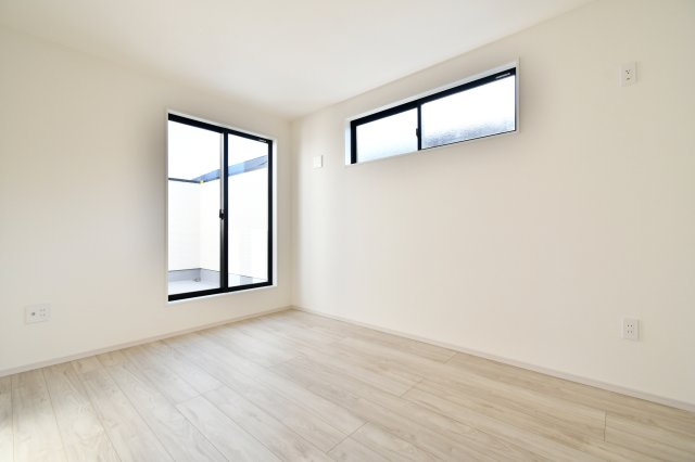 北足立郡伊奈町22期全1棟　1号棟の洋室|洋室①6.3帖：南東と南西の二面採光ですので、通風良好です！バルコニーに出る事もできます！キングベッドやサイドテーブルも置く事ができる広さですので、主寝室におすすめです！