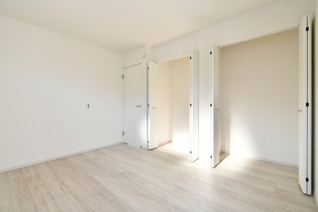 北足立郡伊奈町22期全1棟　1号棟の洋室|洋室①6.3帖：クローゼットは2つ付いている為、ご夫婦で1つずつや、季節物事に収納することが出来ます◎白基調のお部屋で圧迫感も感じにくいのが特徴◎