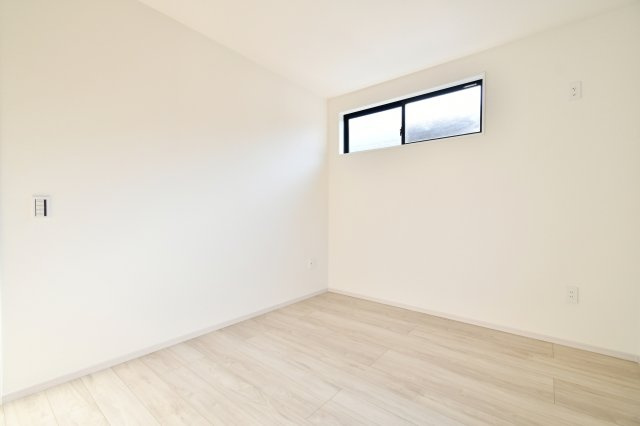 北足立郡伊奈町22期全1棟　1号棟の洋室|洋室②5.2帖：白基調な洋室ですのでより空間を広く感じさせます。梁などデッドスペースになるものが室内にないため、家具のレイアウトもしやすいお部屋になっております！
