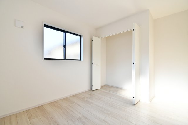 北足立郡伊奈町22期全1棟　1号棟の洋室|洋室②5.2帖：クローゼットは各部屋に備わっておりますので、家族それぞれで洋服収納をすることも可能です。仕切りがないため、洋服タンスごと収納することが出来ます。