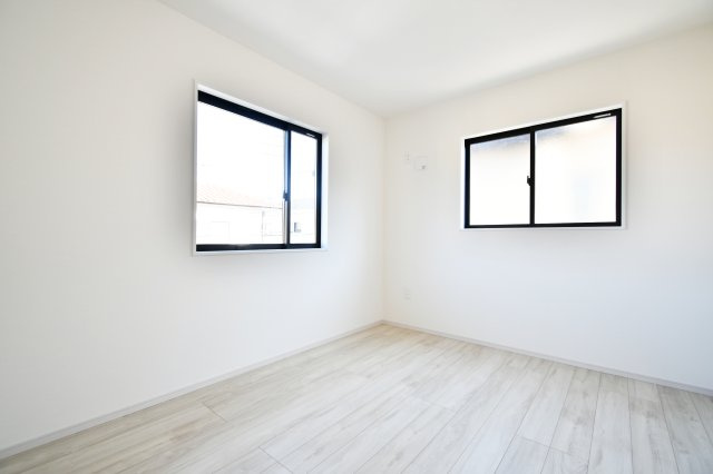 北足立郡伊奈町22期全1棟　1号棟の洋室|洋室③5.7帖：北東と南東の二面採光の洋室です。クローゼットも備わっております。ベッドとデスク、本棚を置いても余裕のありますので、お子様の一人部屋にもおすすめ！二面採光で通風採光共に良好です。
