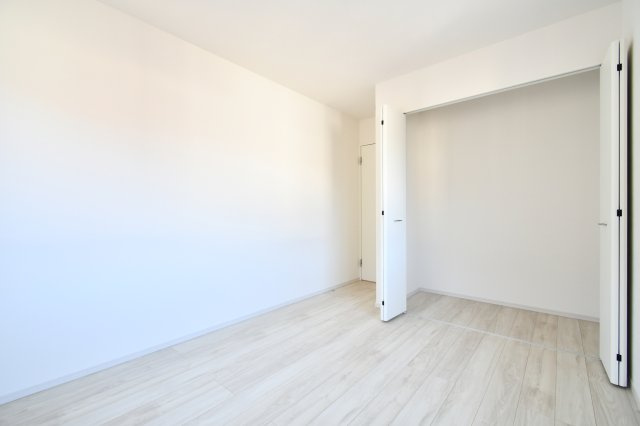 北足立郡伊奈町22期全1棟　1号棟の洋室|洋室③5.7帖：白基調な洋室ですのでより空間を広く感じさせます。梁などデッドスペースになるものが室内にないため、家具のレイアウトもしやすいお部屋になっております！