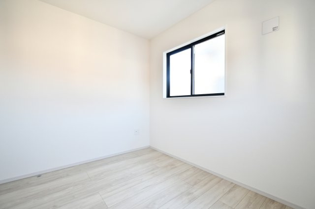 北足立郡伊奈町22期全1棟　1号棟の洋室|洋室④4.3帖：書斎としておすすめの洋室です。北東と北西向き、窓も小さめですので自然光による画面反射もなく、リモートワークもはかどりそうですね◎！デスクや本棚等を置いてちょうどよいサイズ感の洋室です。