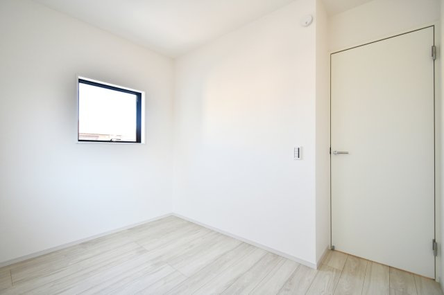 北足立郡伊奈町22期全1棟　1号棟の洋室|洋室④4.3帖：北東と北西の二面採光の洋室です。クローゼットも備わっております。ベッドとデスク、本棚を置いても余裕のありますので、お子様の一人部屋にもおすすめ！二面採光で通風採光共に良好です。